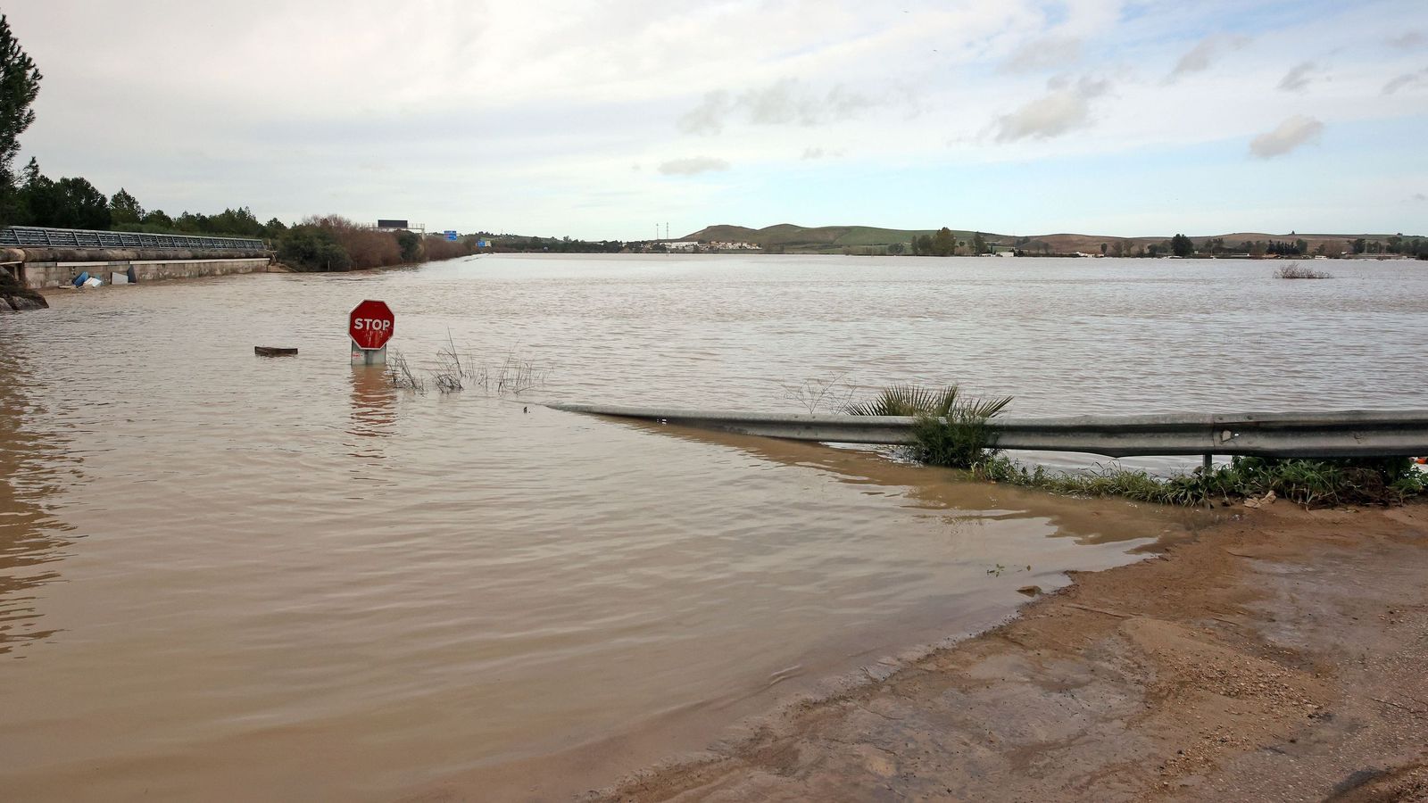 El Guadalete comienza a bajar su nivel poco a poco por la zona rural de Jerez