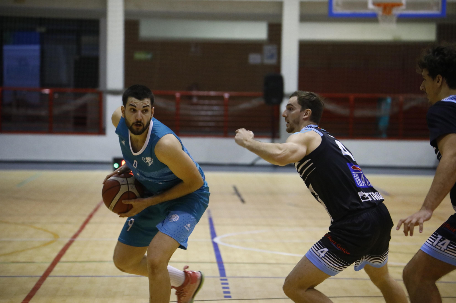Joselito protege el balón ante la defensa del rival.