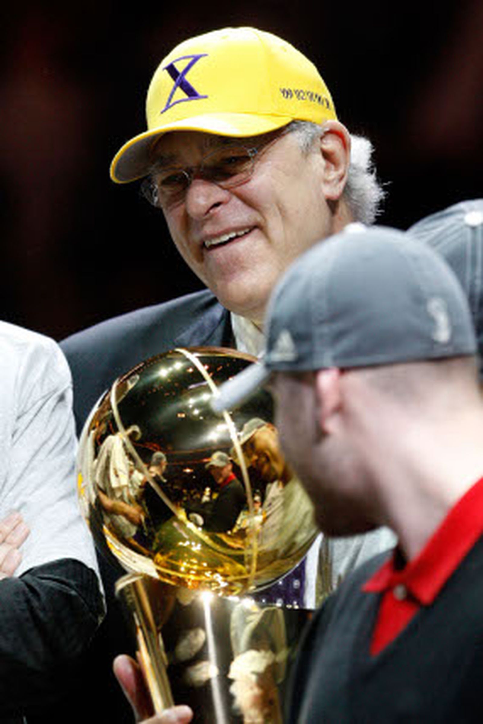 El entrenador de los Lakers, Phil Jackson, con una gorra en la que se puede leer un "diez" en números romanos, la cifra de campeonatos de la NBA que ha ganado como técnico.