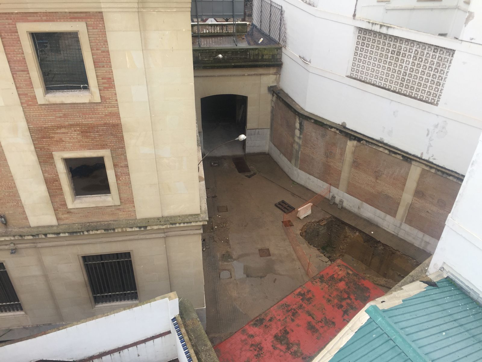 Patio del antiguo edificio del Banco de España; aquí se puede ver el techo de centro transformado, que es la superficie de color rojo.