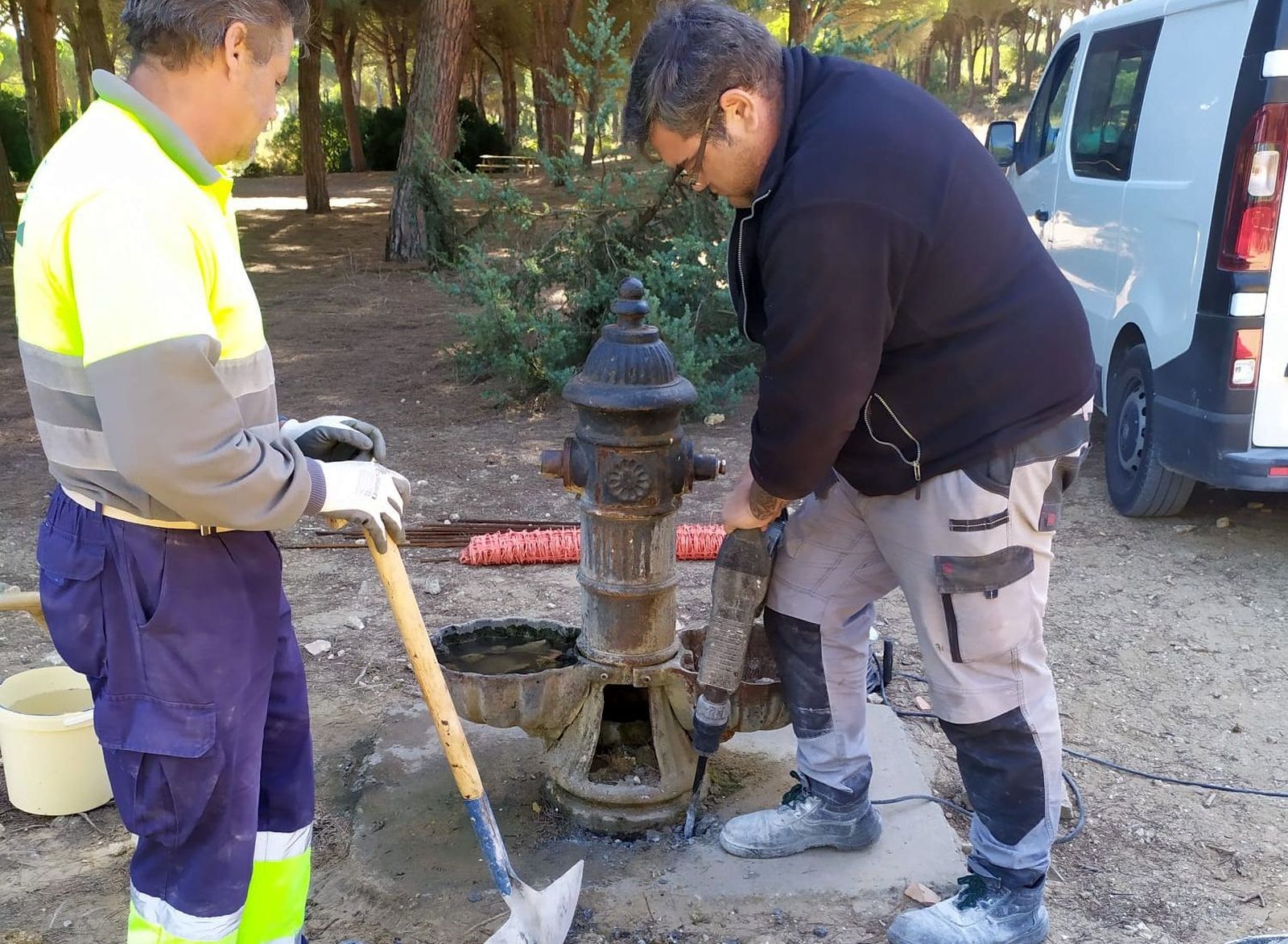Trabajos que se han venido desarrollando en el Pinar de Hierro y La Espartosa para sustituir las antiguas fuentes por otras más modernas.