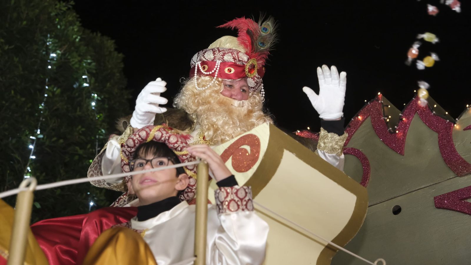 Imágenes de la cabalgata de Huércal de Almería: miles de personas reciben a los Reyes Magos