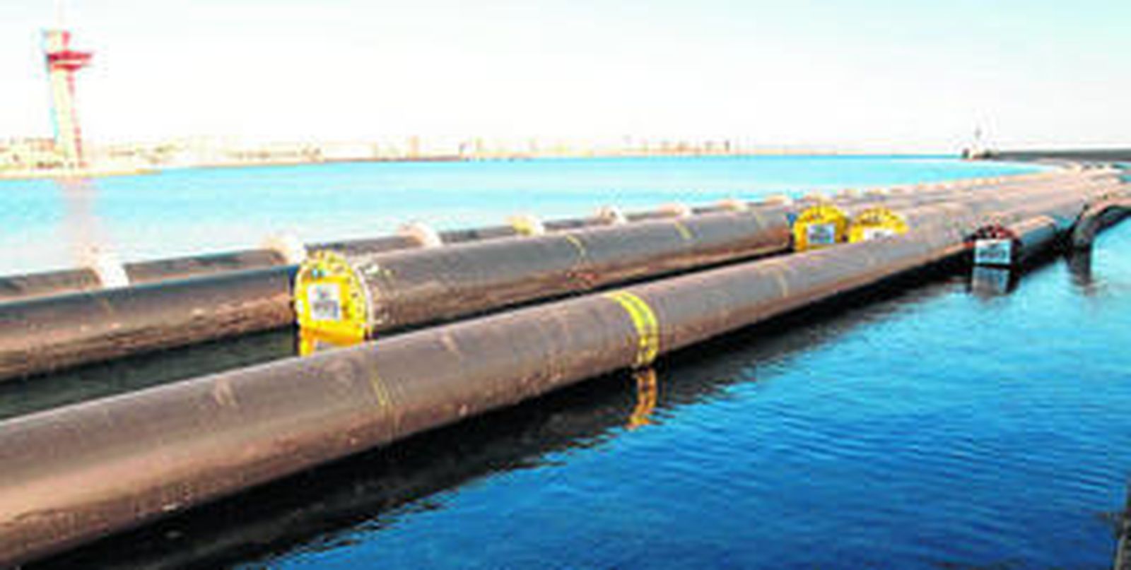 Los tubos de más de 500 metros esperan en las instalaciones del Puerto de Almería a su traslado hasta el inicio de construcción de los emisarios de la planta del Campo de Dalías.