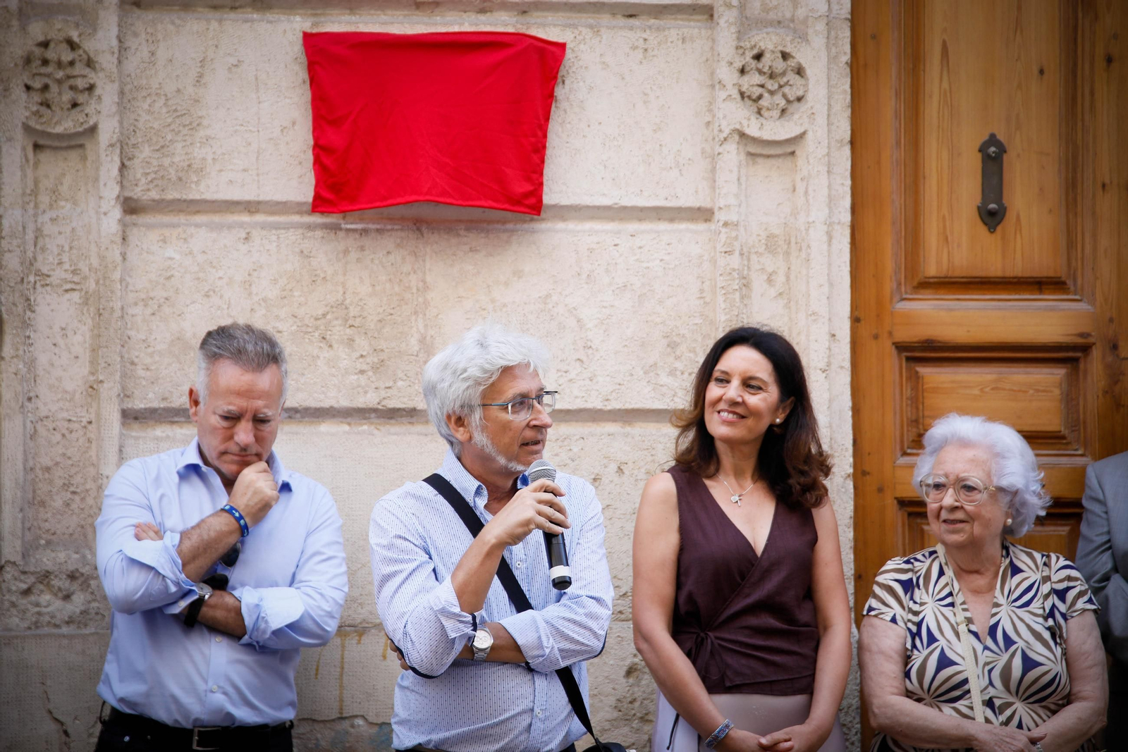 La Asociación de Vecinos del Casco Histórico inaugura una placa en homenaje al periodista Juan Martínez Martín 'Volapié'