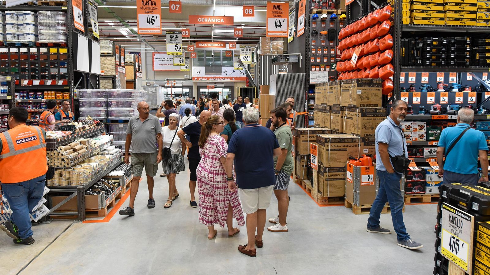 Clientes en el almacén de Obramat en el polígono de Palmones. Clientes en el almacén de Obramat en el polígono de Palmones.