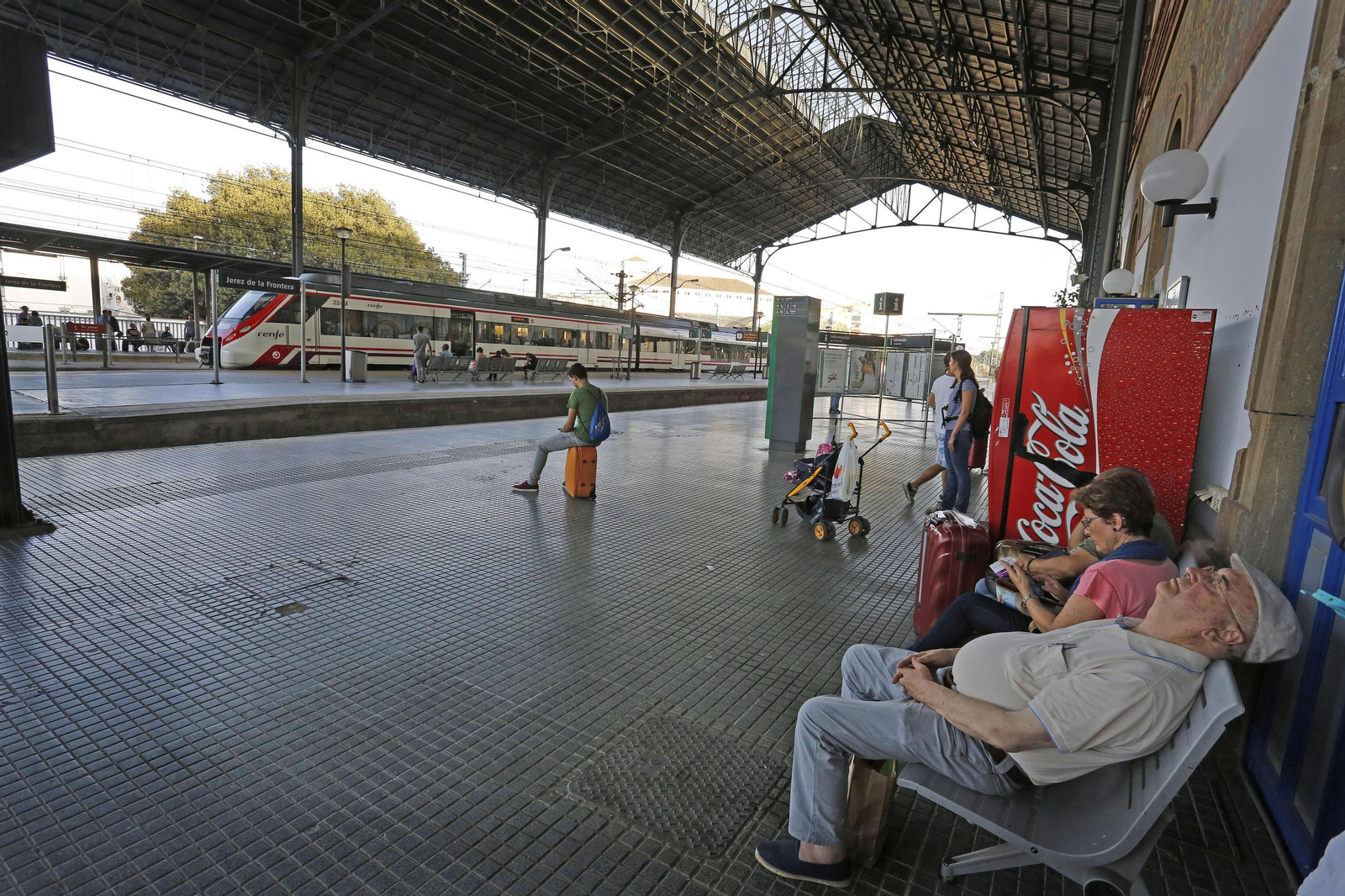 Pasajeros aguardan la salida de sus trenes de la estación  de Jerez.