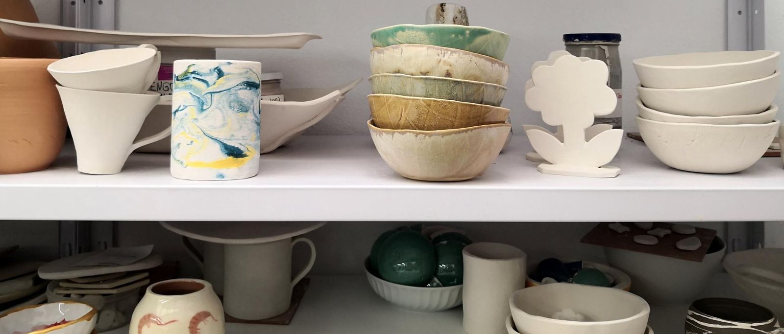 Estantería con objetos de cerámica en Yoko Estudio.