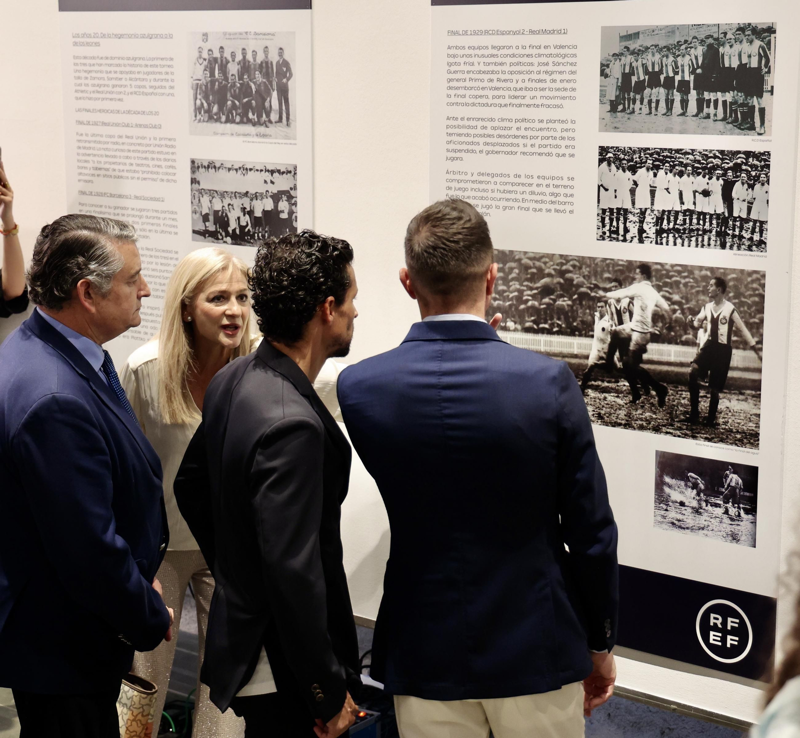 El presidente de la Junta de Andalucía recibe la Copa del Rey e inaugura la exposición "Los reyes de la Copa"