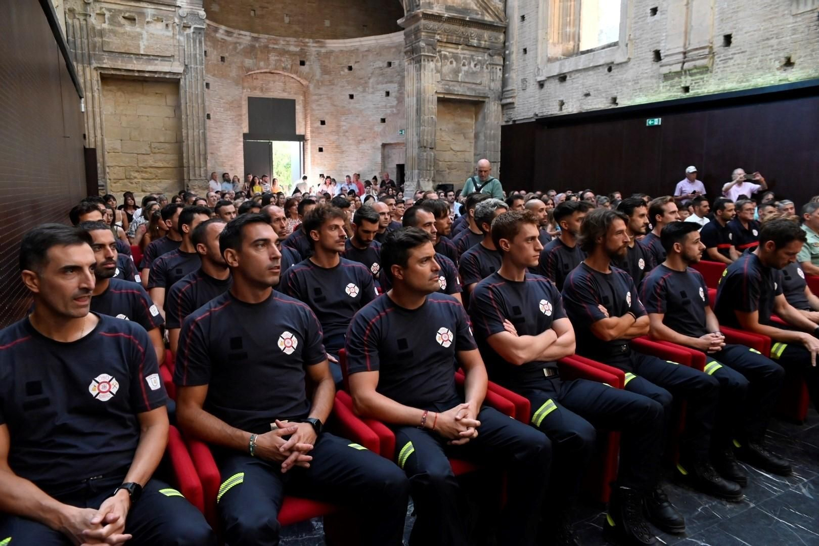 Las imágenes de la toma de posesión de nuevos bomberos de Córdoba