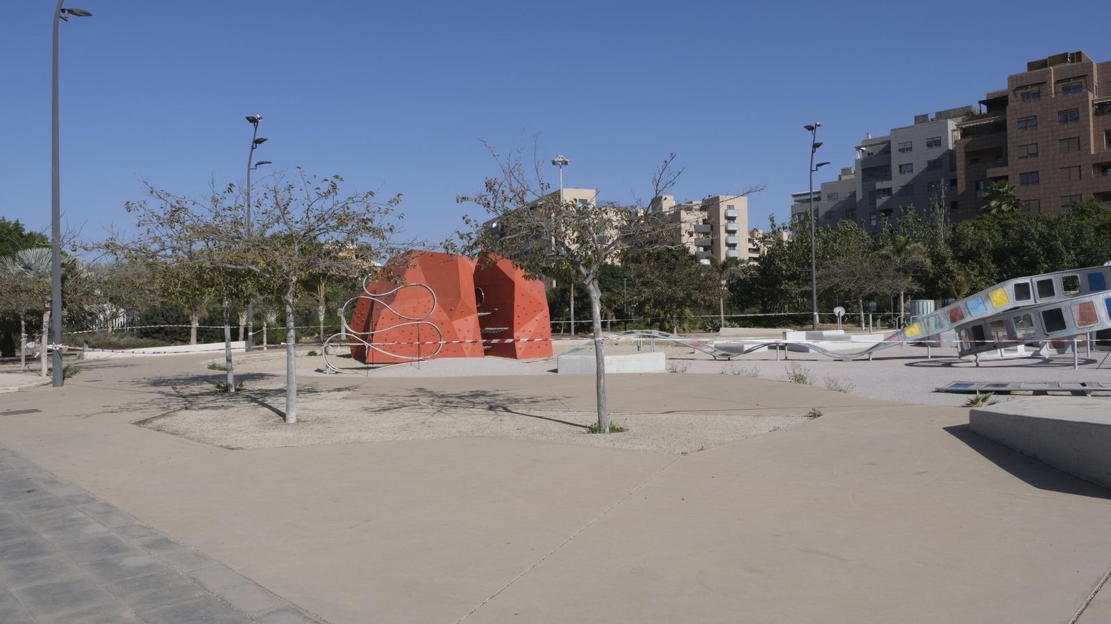 Juegos precintados en el parque de Las Familias Juegos precintados en el parque de Las Familias