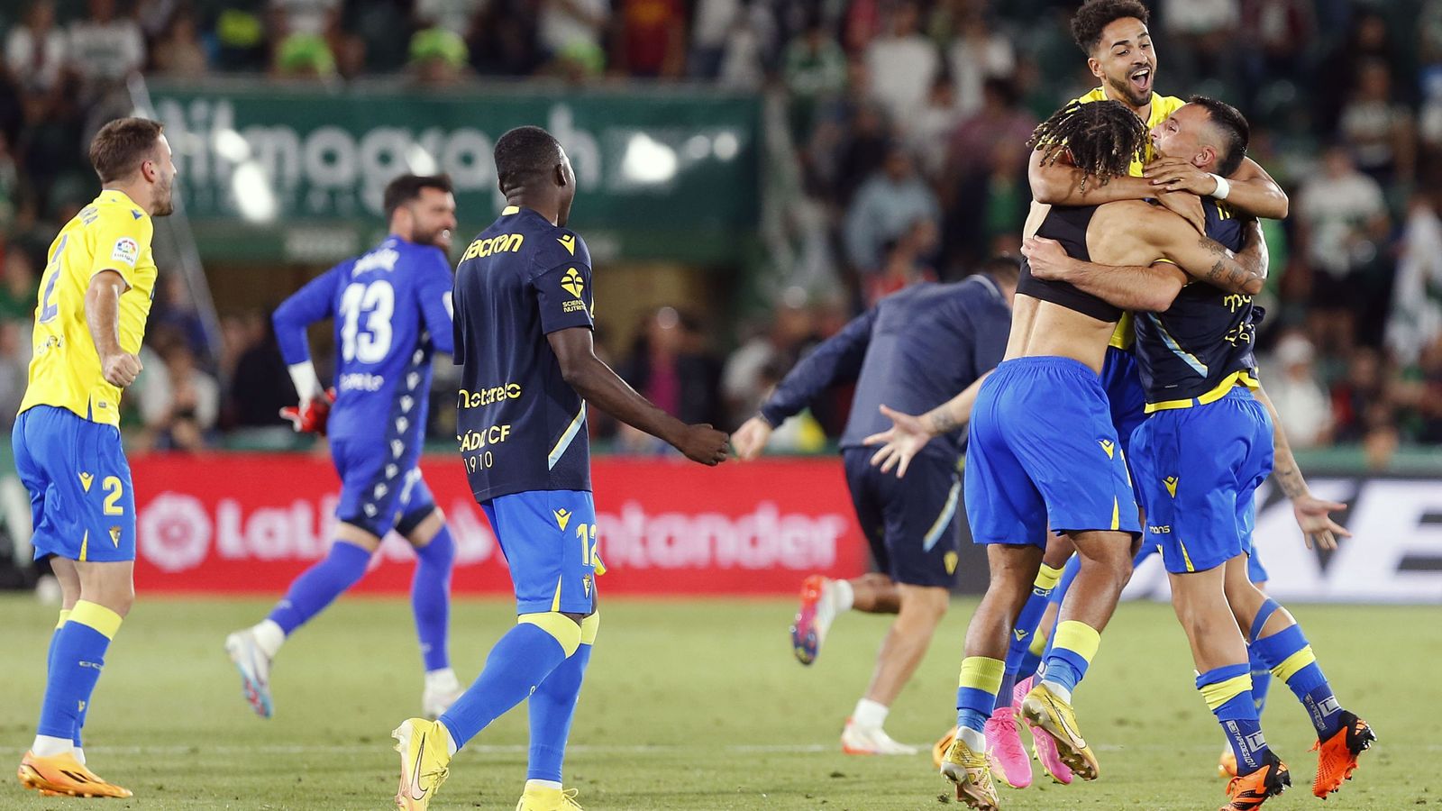 Los jugadores del Cádiz festejan la permanencia en Elche.
