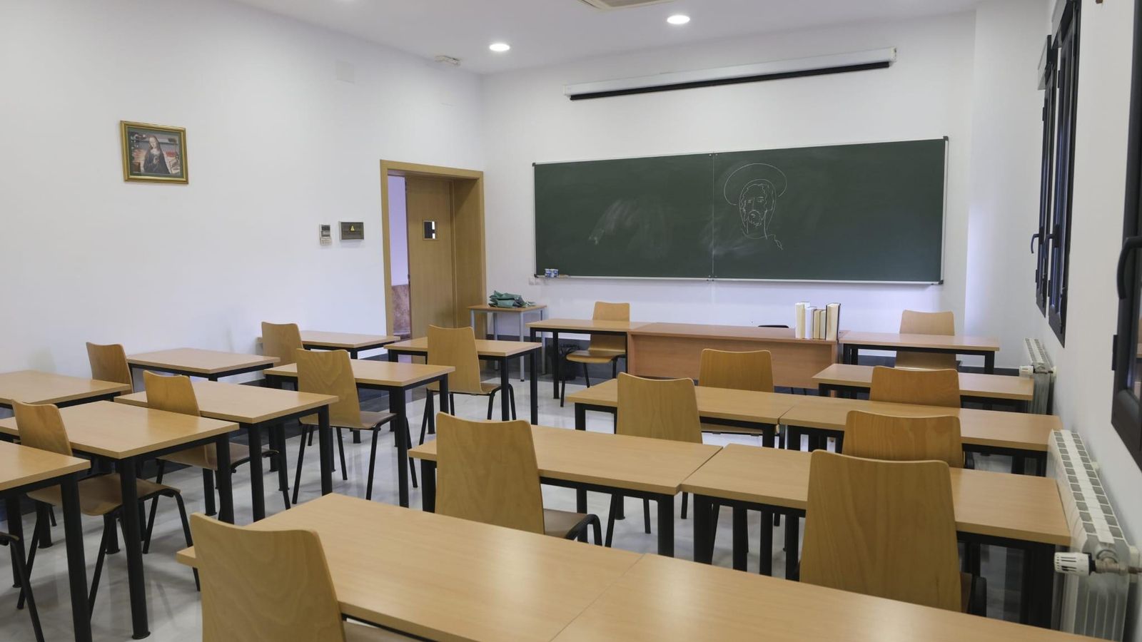 Las aulas donde se formarán los jóvenes inmigrantes en el Seminario de Almería.