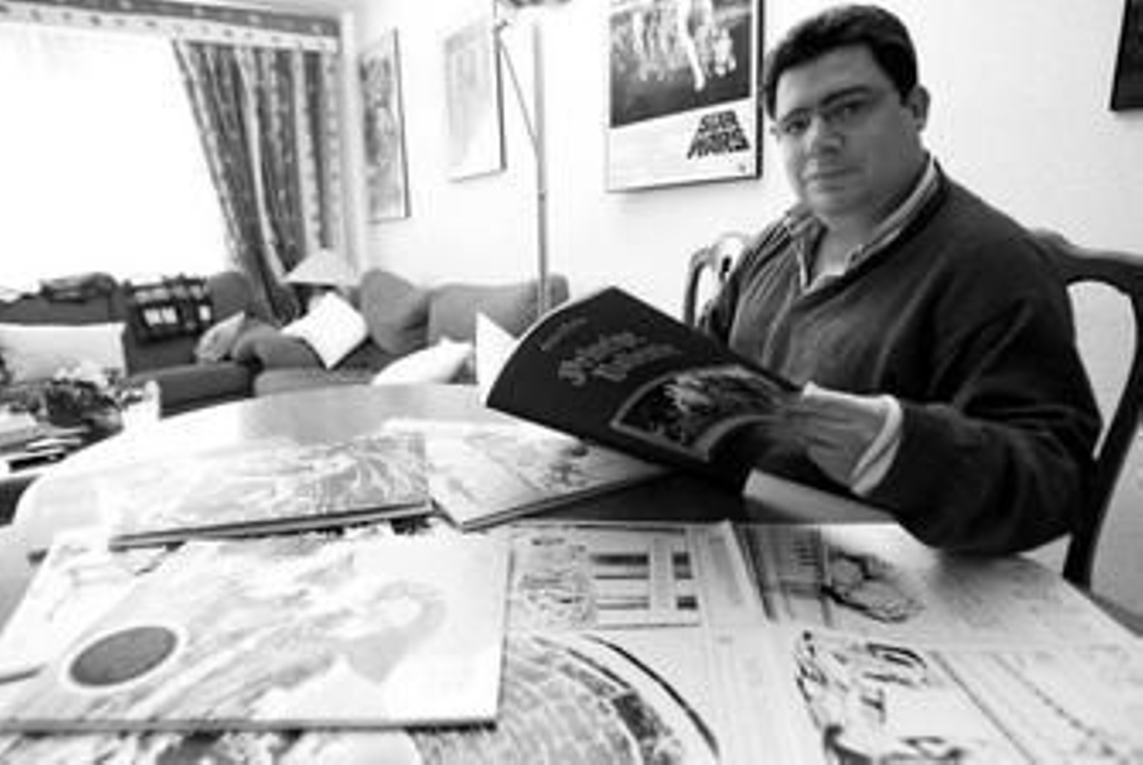 El escritor y guionista gráfico Rafa Marín, rodeado de algunos de sus títulos del cómic favoritos.