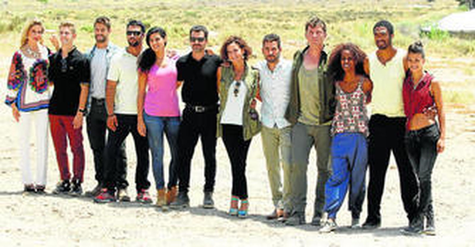 Foto familiar con todos los actores de la serie ayer en la zona de San Isidro en Níjar.