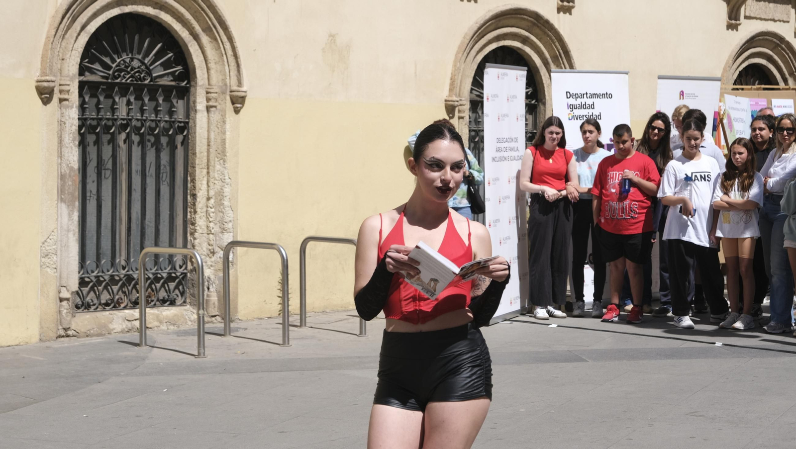 Lectura del manifiesto del Día Internacional contra la Homofobia en Almería, en imágenes