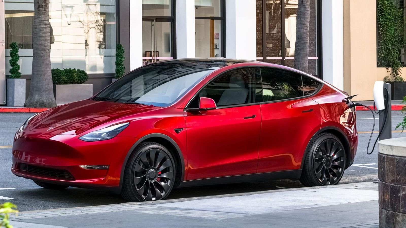 Por ahora, el Model Y de siete plazas es, exclusivamente, el que tiene un motor por eje combinado con la batería de mayor capacidad en este SUV. Por ahora, el Model Y de siete plazas es, exclusivamente, el que tiene un motor por eje combinado con la batería de mayor capacidad en este SUV.