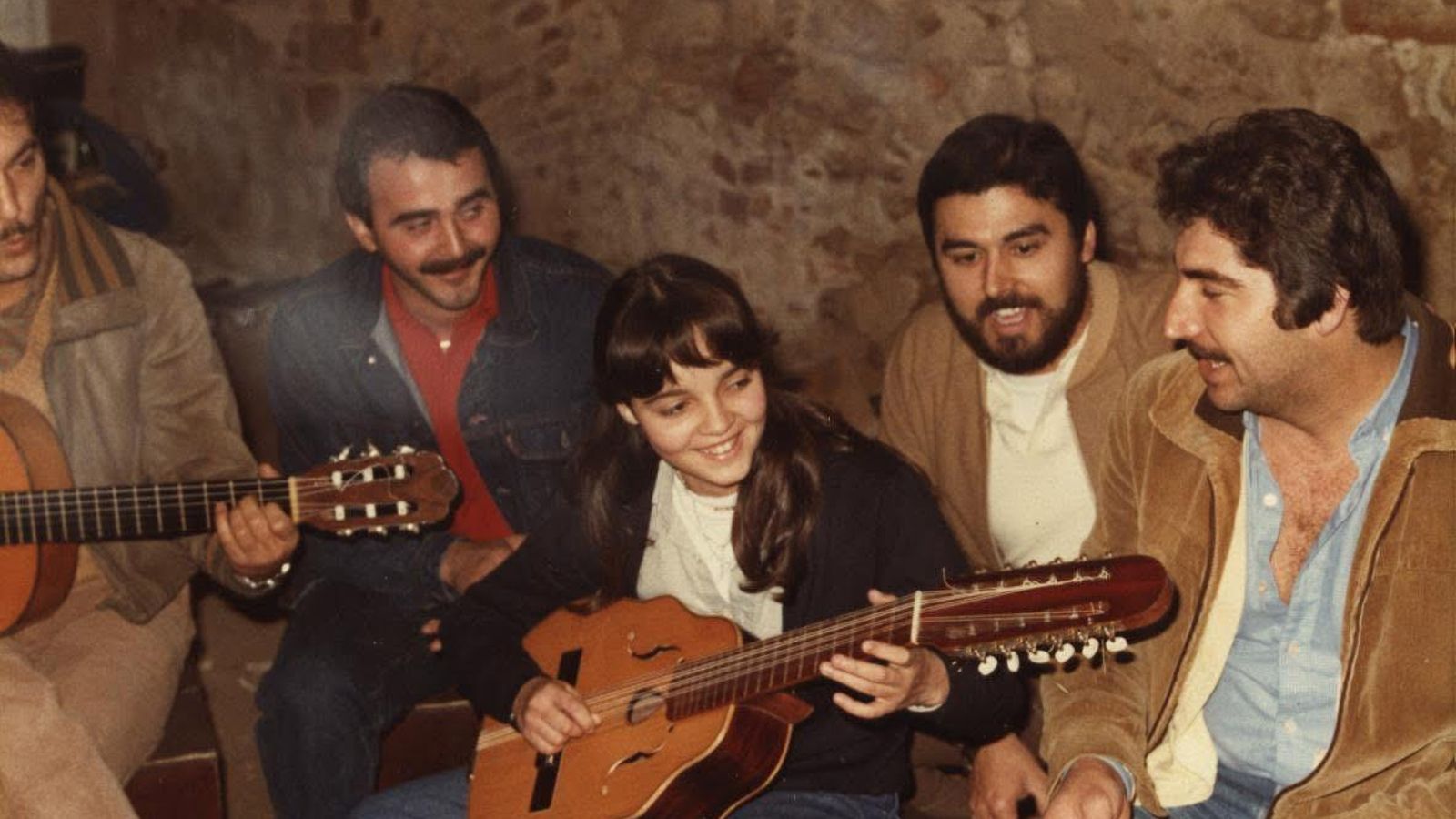 Una jovencísima Elena Grosso tocando el laúd ante sus compañeros del coro en los años 80. Una jovencísima Elena Grosso tocando el laúd ante sus compañeros del coro en los años 80.