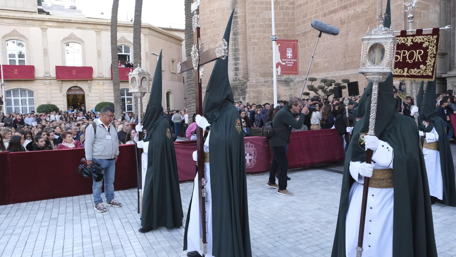 Estudiantes en la Semana Santa de Almería 2025