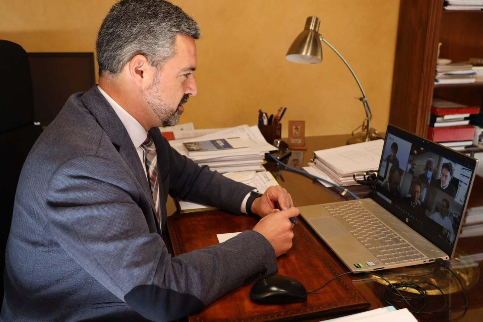 El alcalde de Rota, Javier Ruiz, durante la reunión telemática de la Red Española de Ciudades Inteligentes.