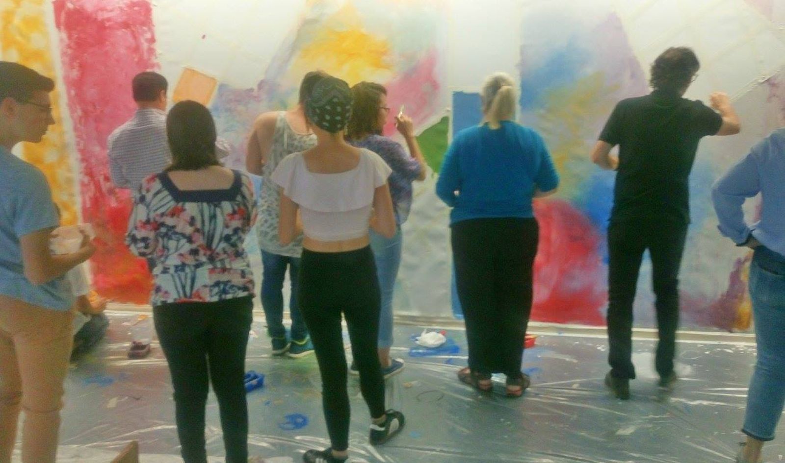 El profesor y sus pupilos pintan los murales de gran formato.