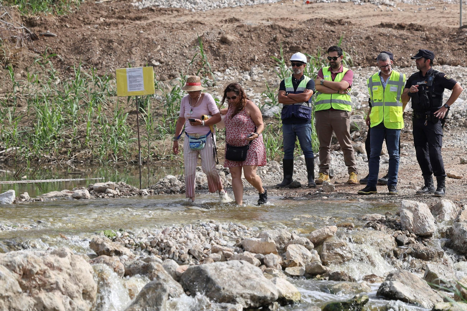 Vecinos protestan frente a las excavadoras en la Vega de Mestanza, en fotos