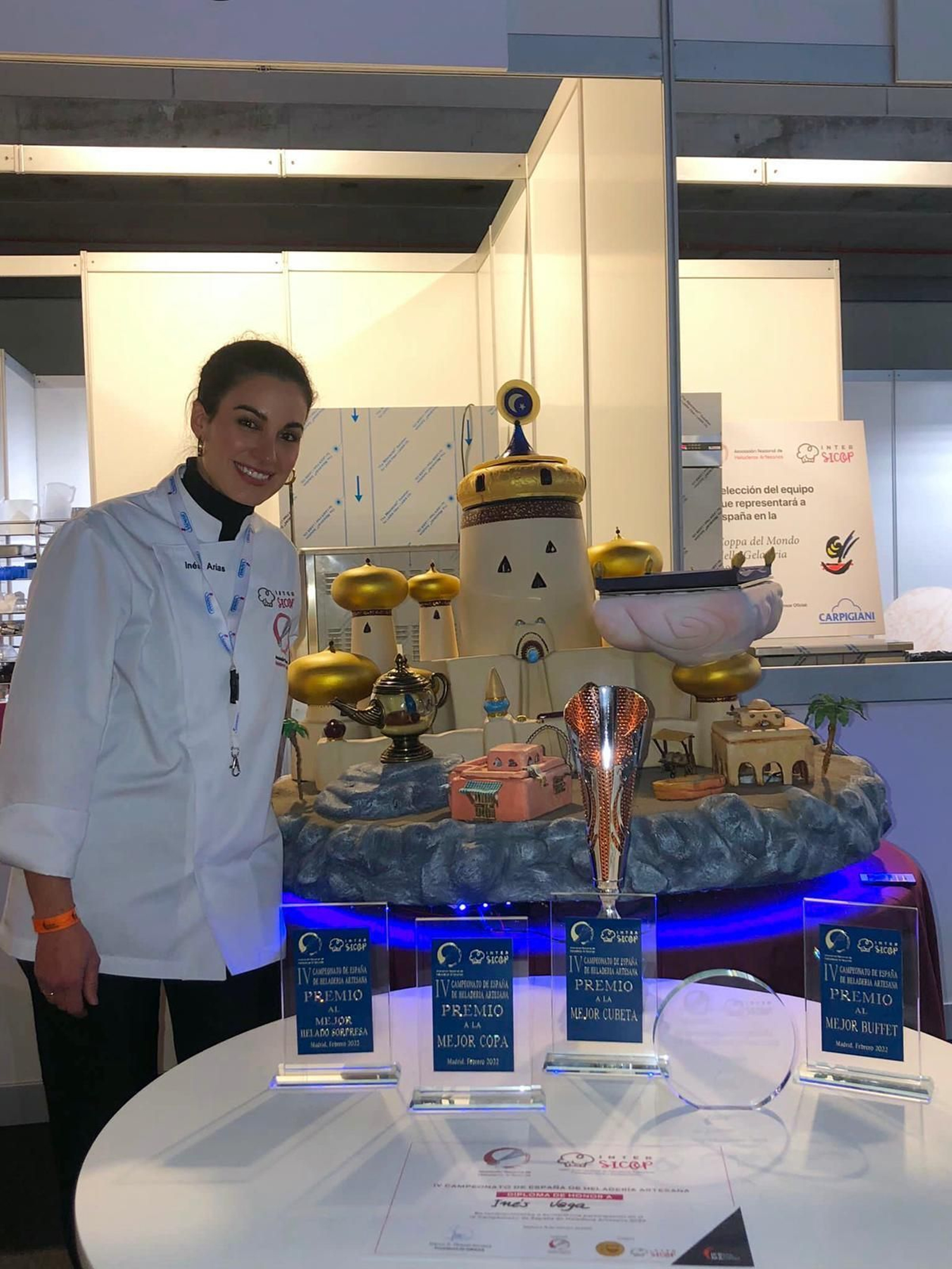 Inés Vega, con los trofeos conseguidos en Ifema.