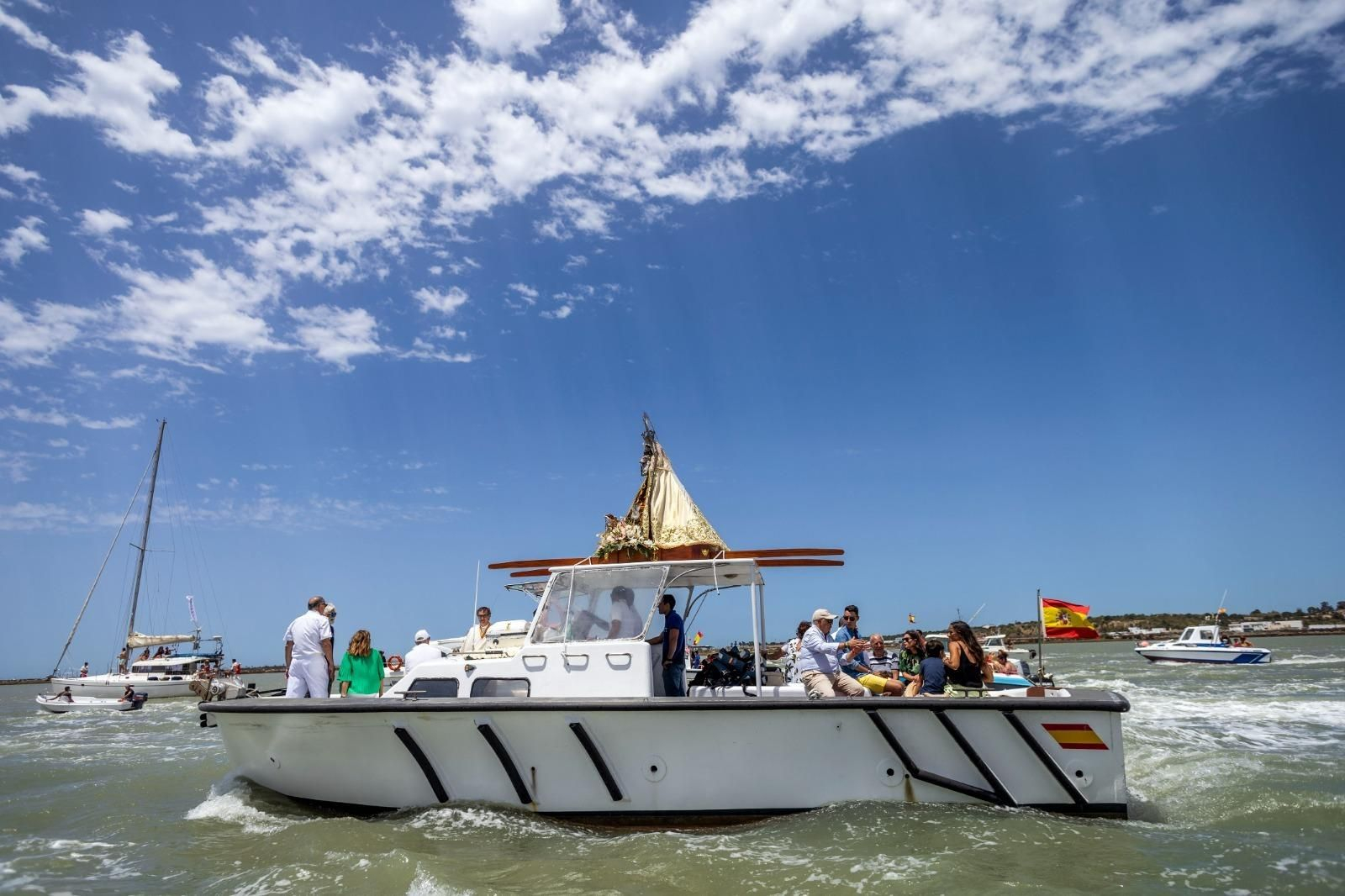Las imágenes de la procesión marítima de la Virgen del Carmen de Gallineras en San Fernando