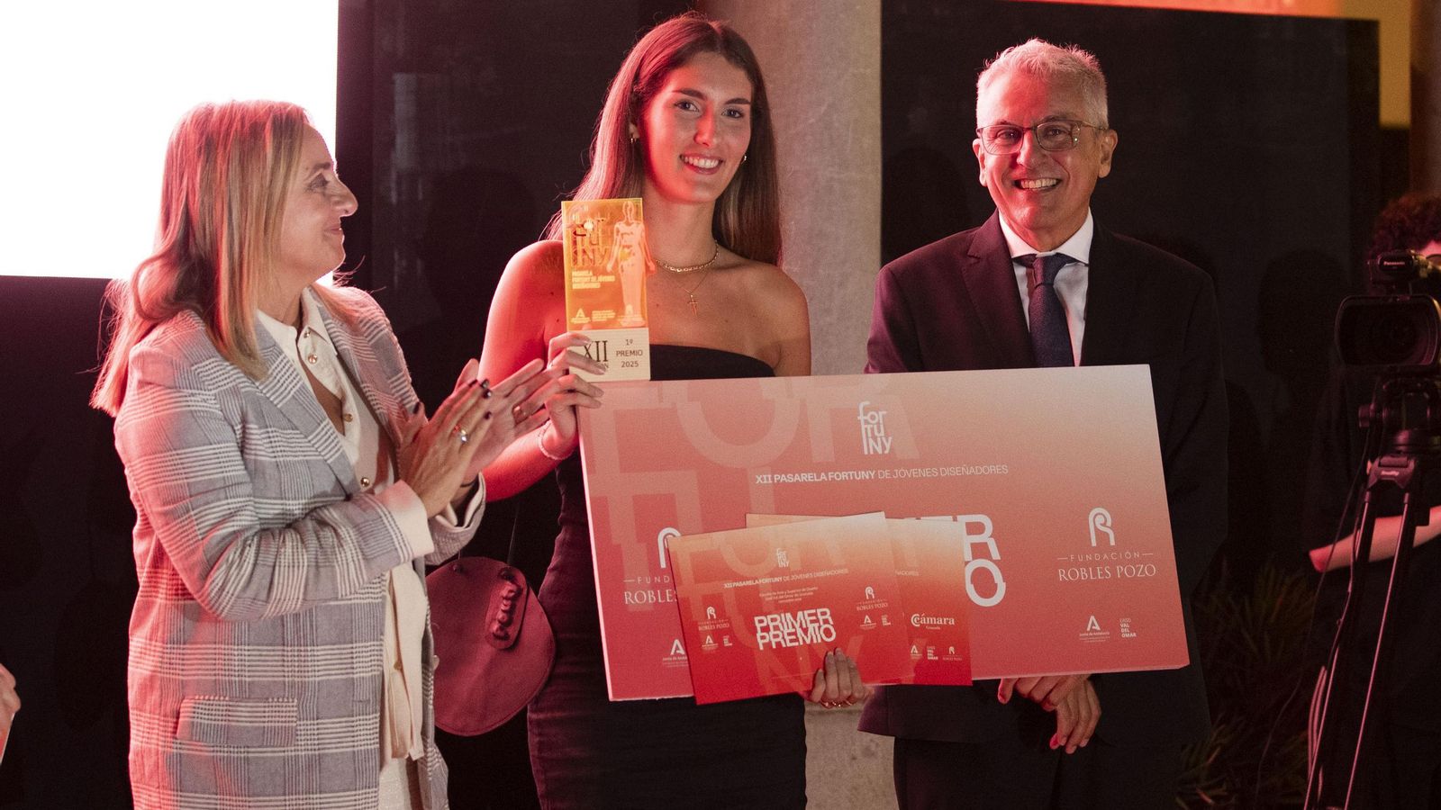 Alessandra López García recibe el primer premio de la mano de Marifrán Carazo y Blas Calero.