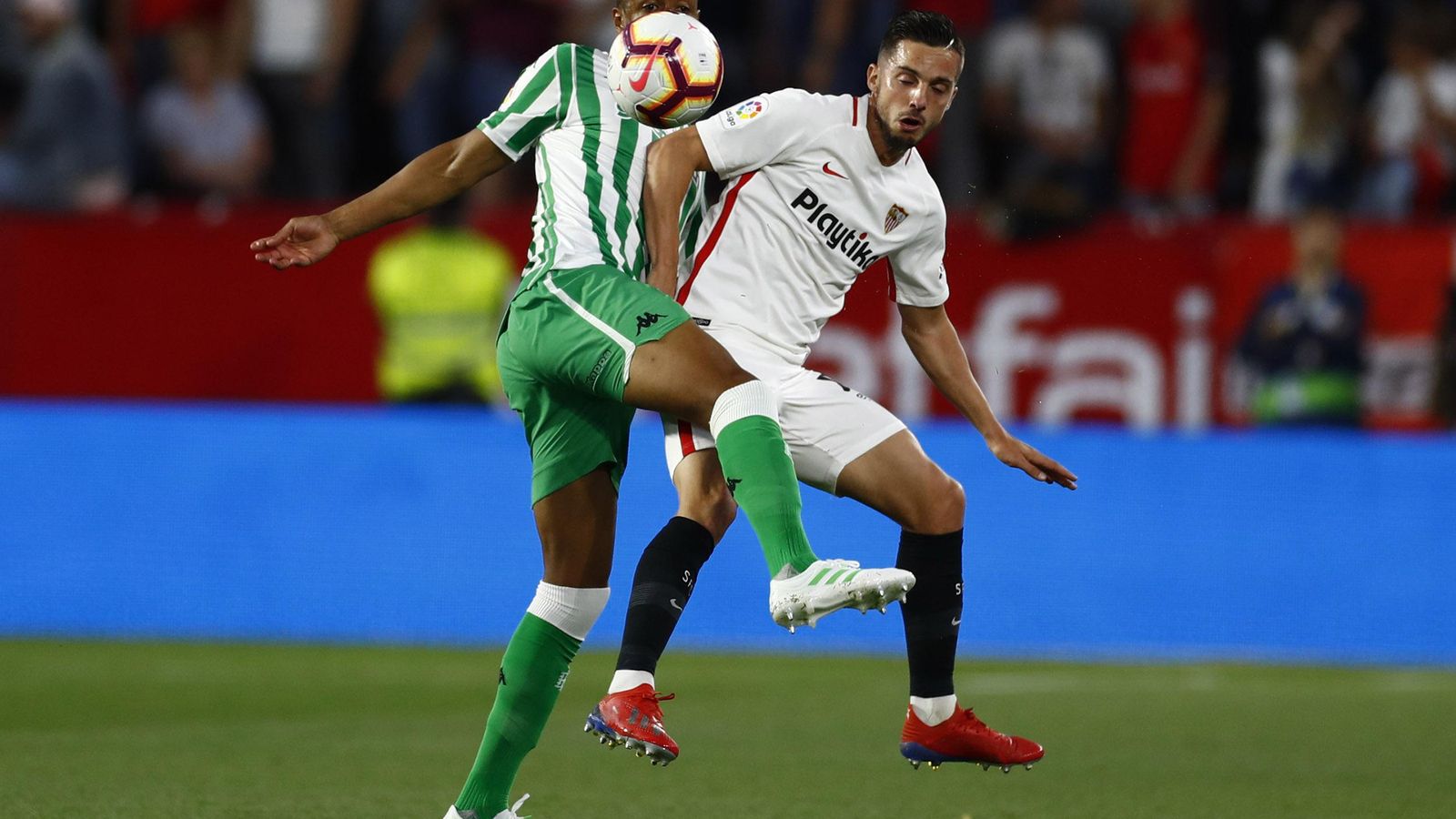 Sidnei y Sarabia disputan el balón en el último derbi.