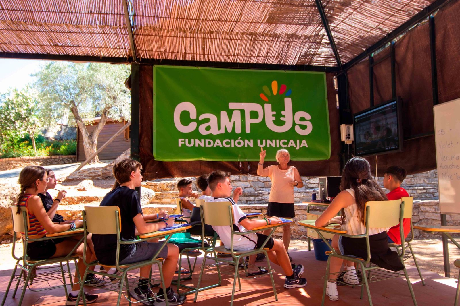 Participantes en uno de los talleres de los campus de verano.