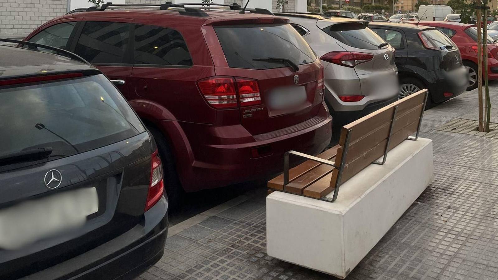 Los bancos y la distancia del aparcamiento no hace posible que los ciudadanos los usen.