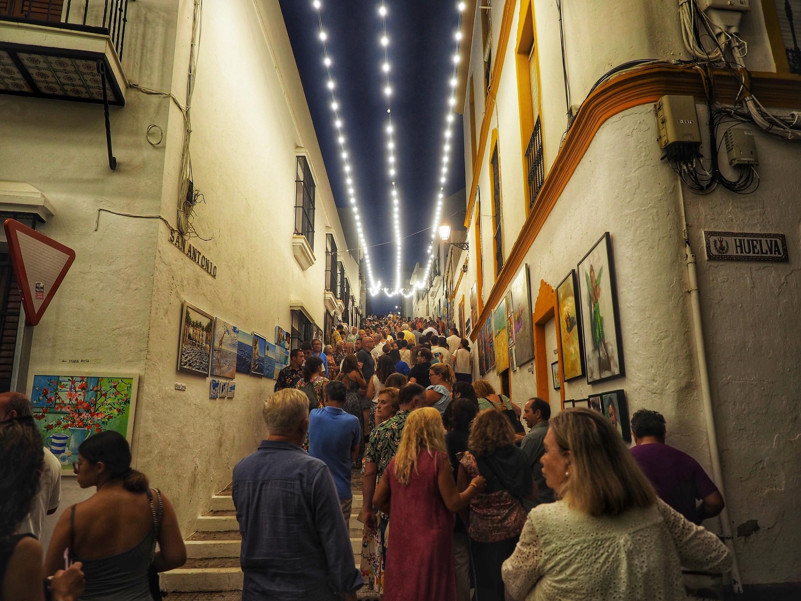 Personas en un Paseo por el Arte.