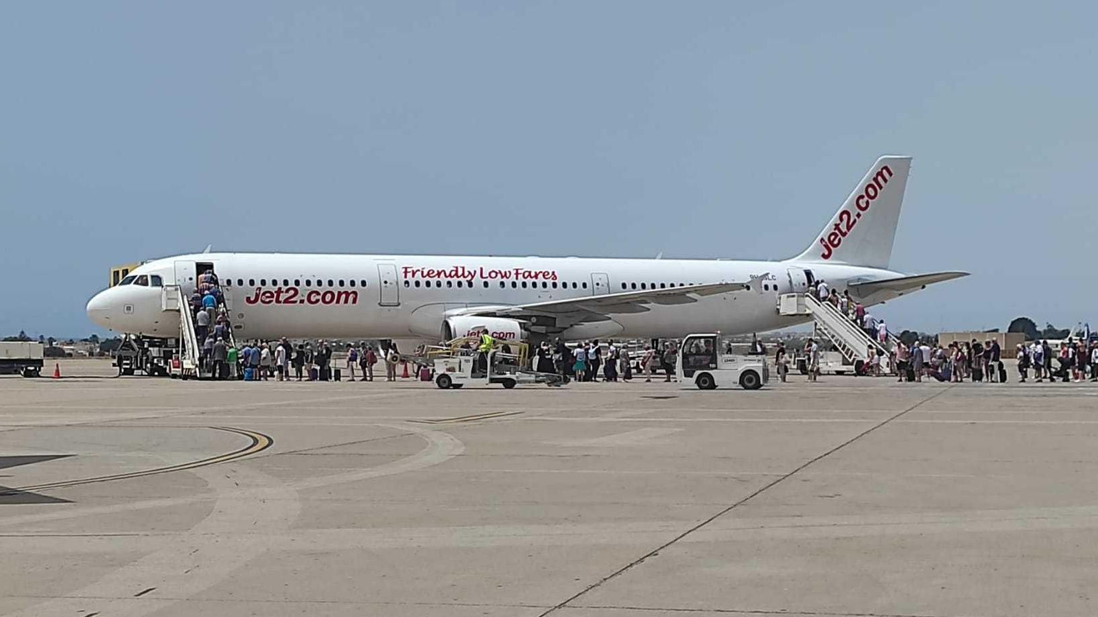 Un avión de Jet2, en el Aeropuerto de Almería.