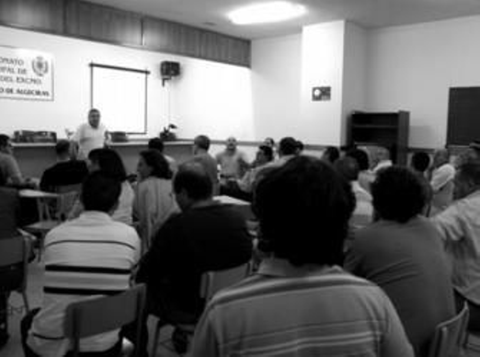 Los socios escuchan a Emilio Checa, designado miembro de la comisión electoral, ayer en la asamblea.