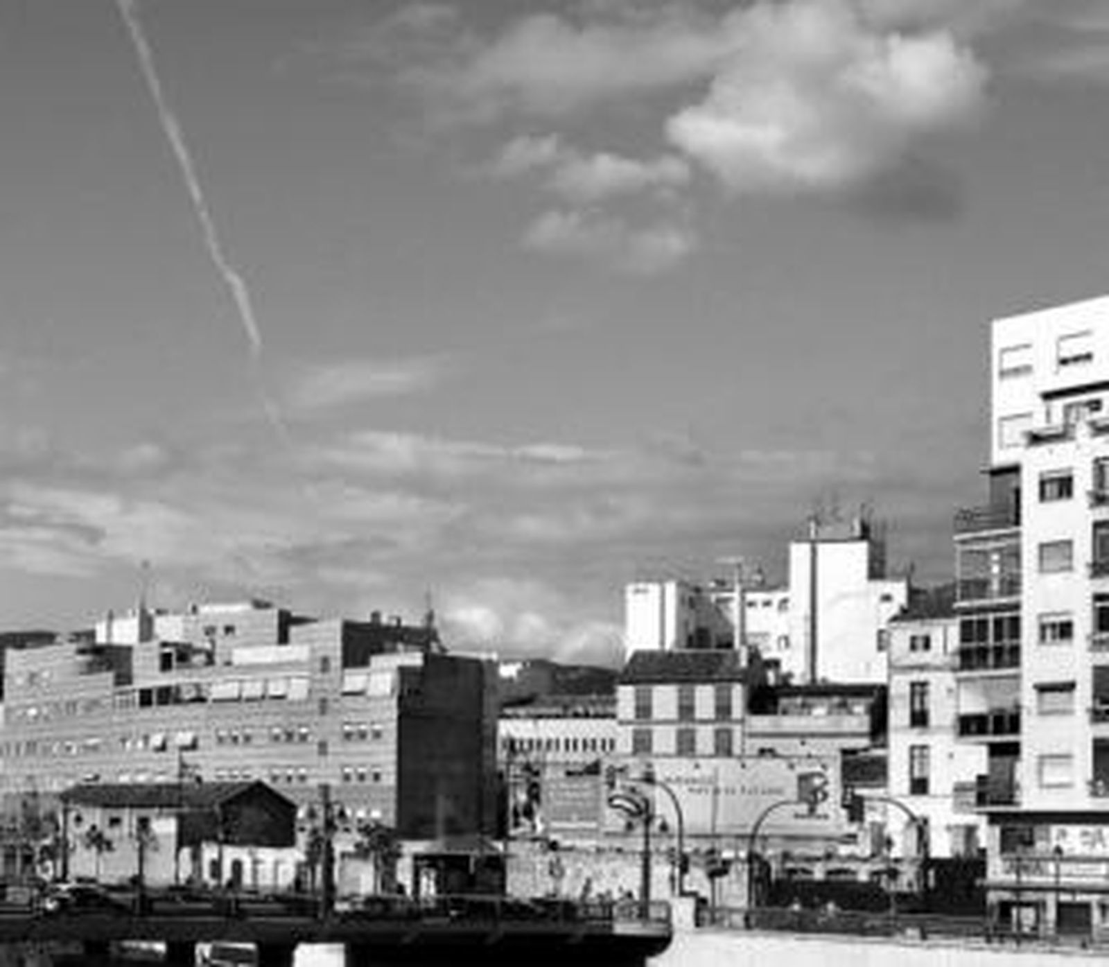 Edificios de la margen izquierda del Guadalmedina, próximos a la parcela del hotel de Moneo.