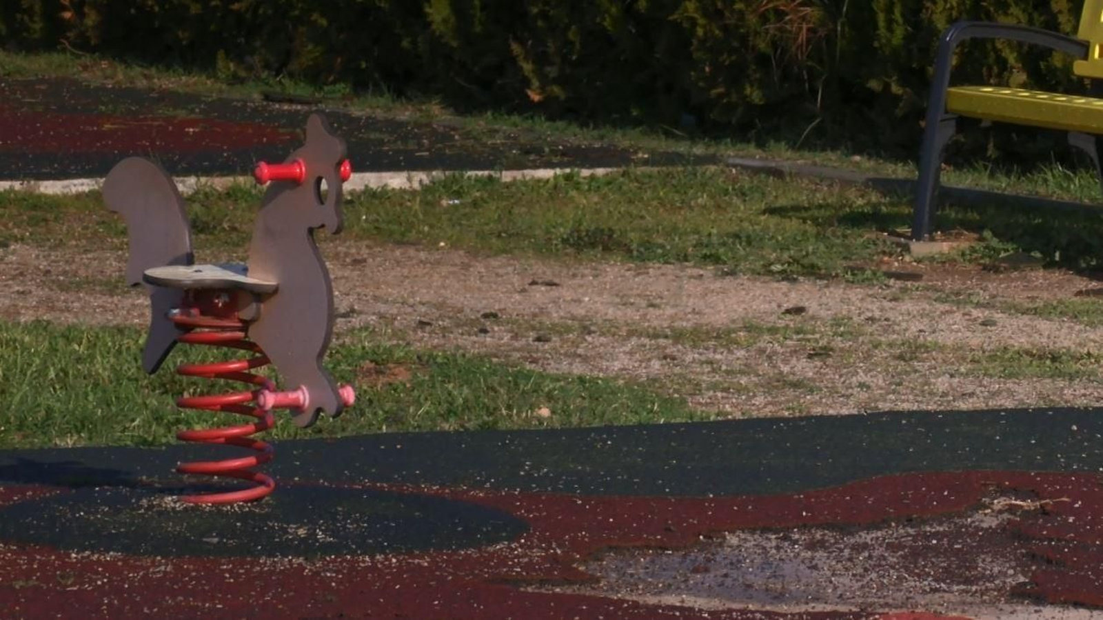 Las imágenes del deterioro del parque infantil del Paseo de Andalucía