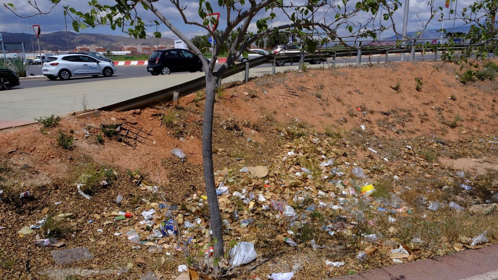 Botellas, bolsas y otros residuos, en el entorno del Estadio.