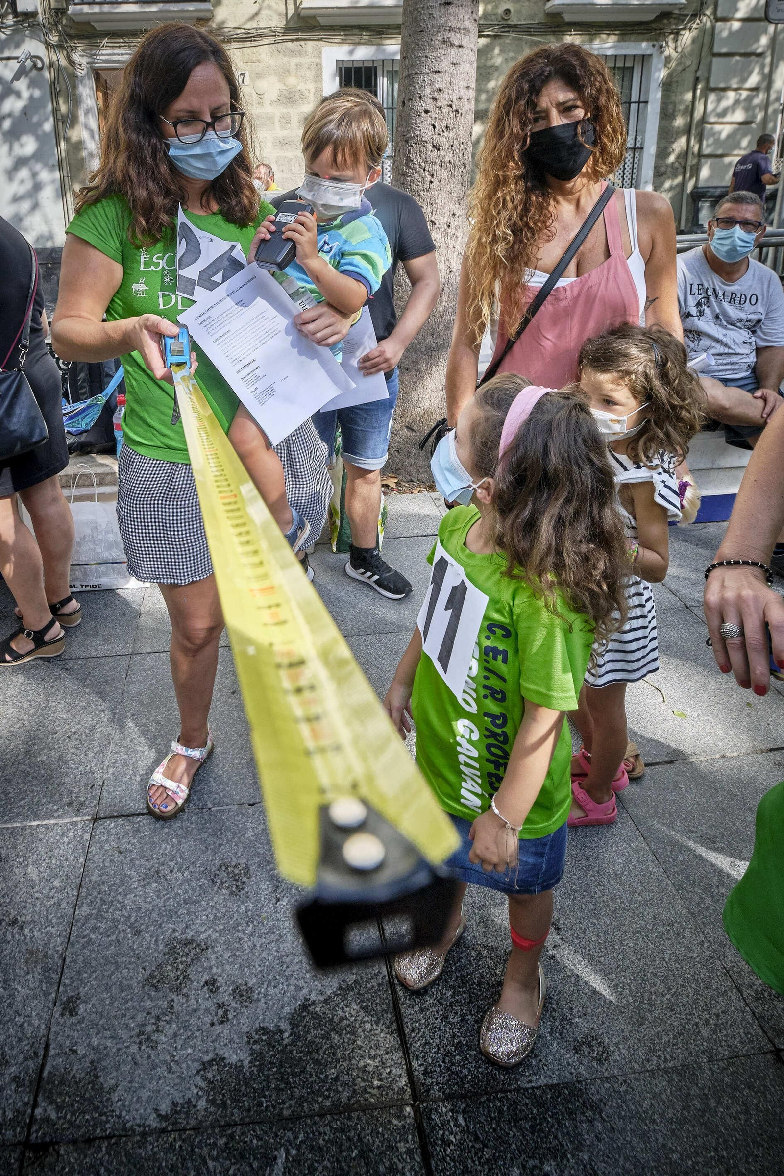 Aula escolar instalada en la plaza de Mina para intentar demostrar que si no se disminuye la ratio, no se cumple la distancia de seguridad entre los alumnos