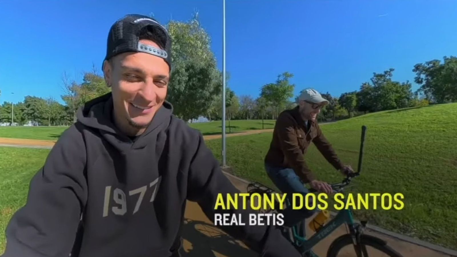 Antony paseando por Sevilla en una entrevista