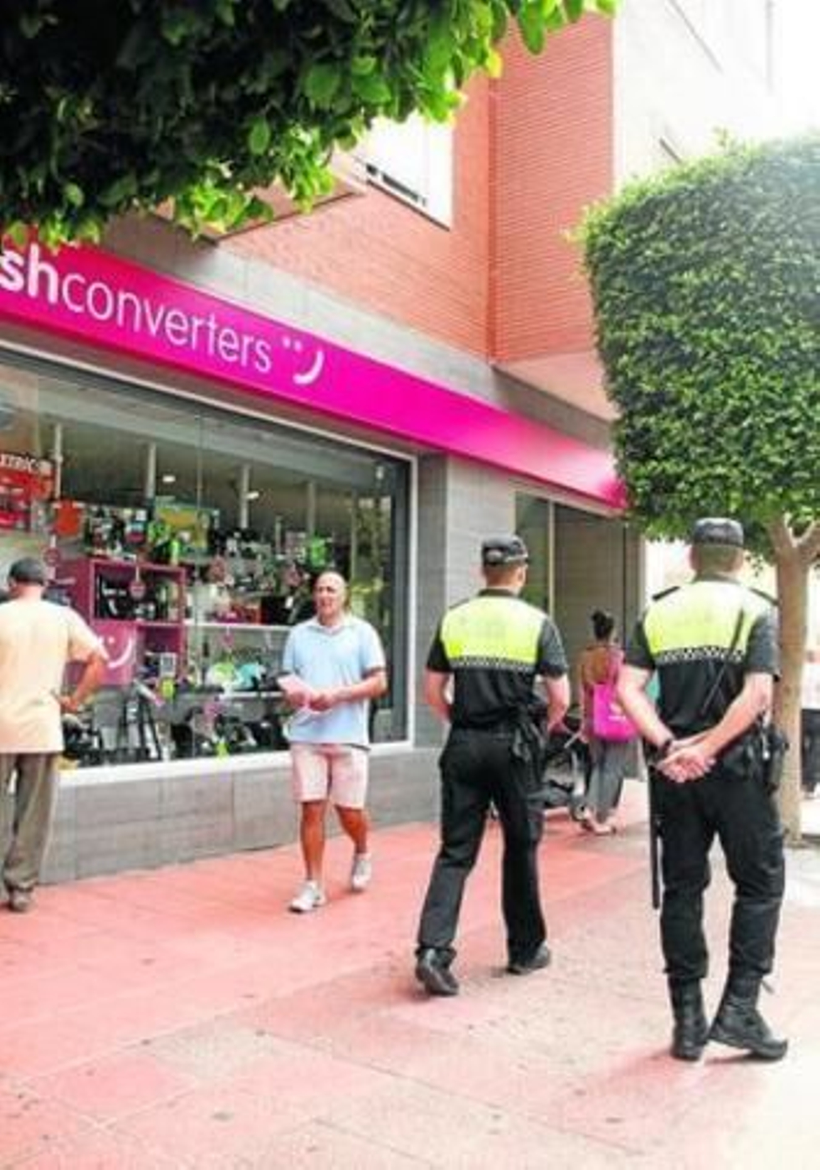 Agentes de la Policía Local patrullan a pie por la Avenida de la Estación.