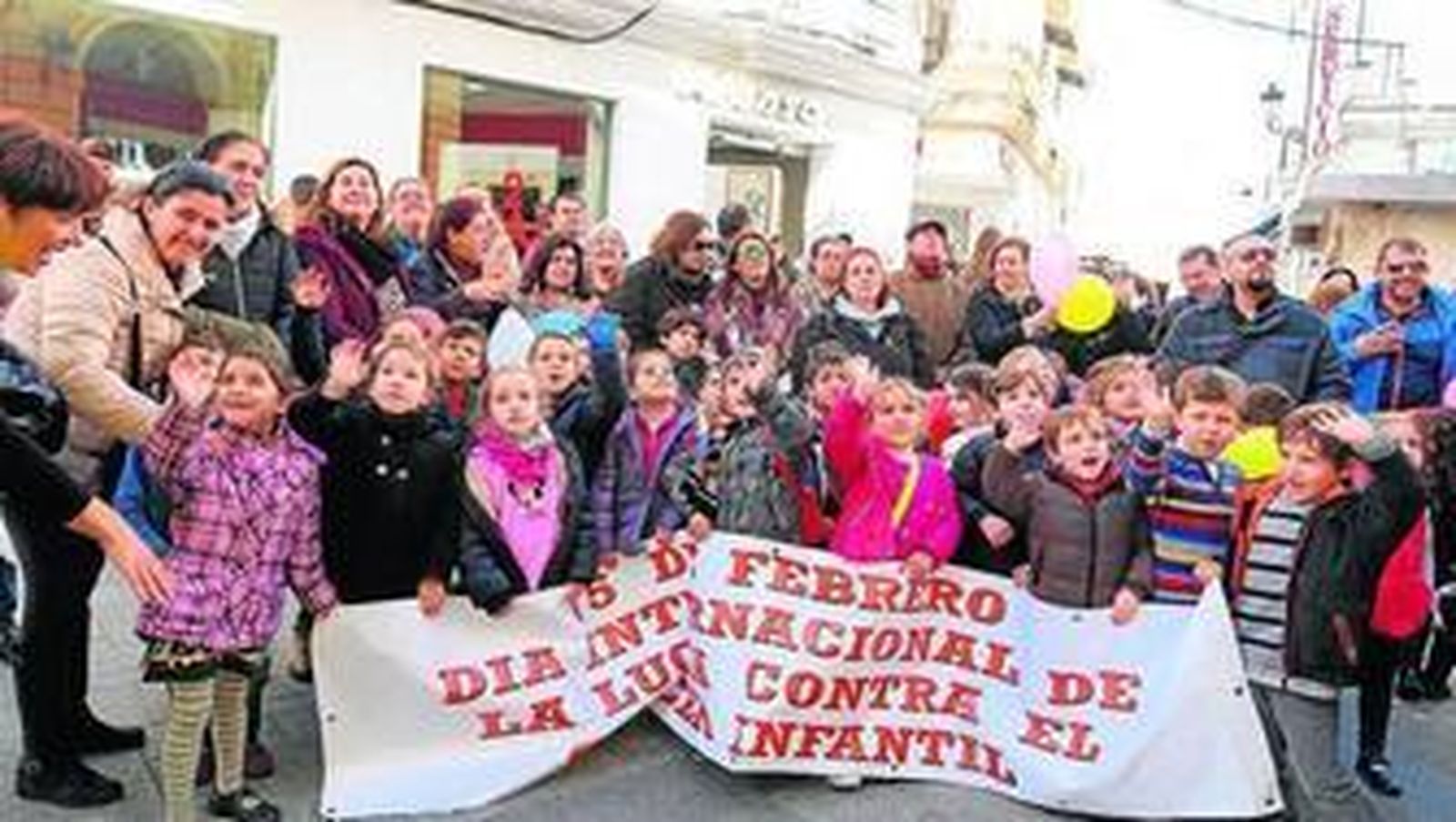 Un grupo de pequeños con una pancarta, ayer a las puertas del Consistorio.