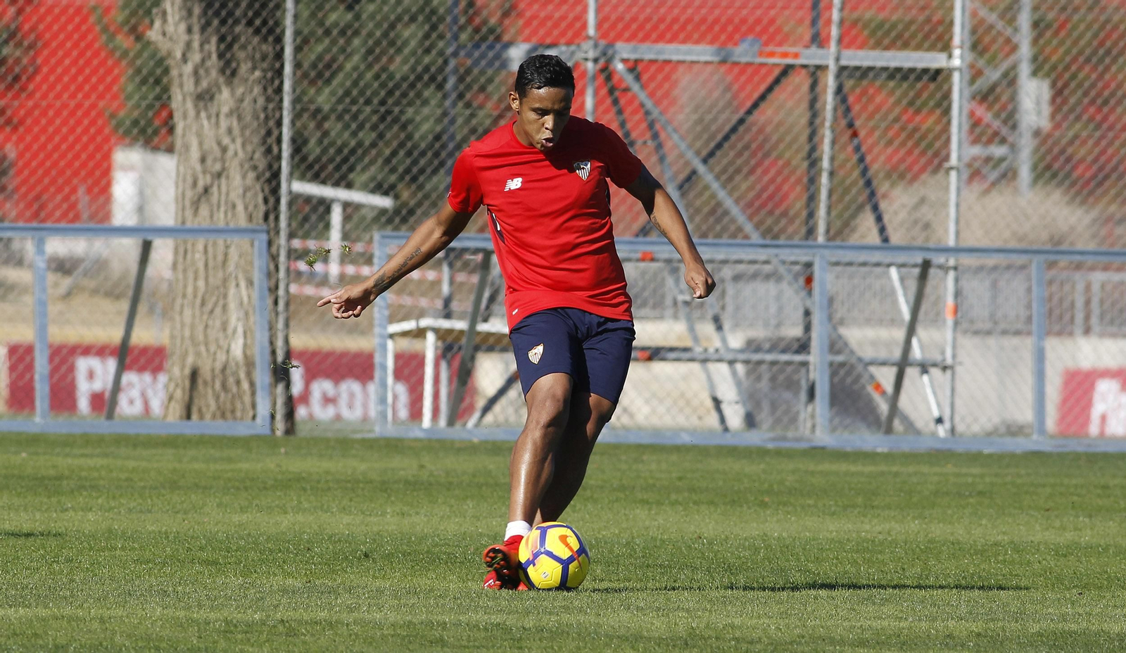 Muriel golepa el balón en un entrenamiento