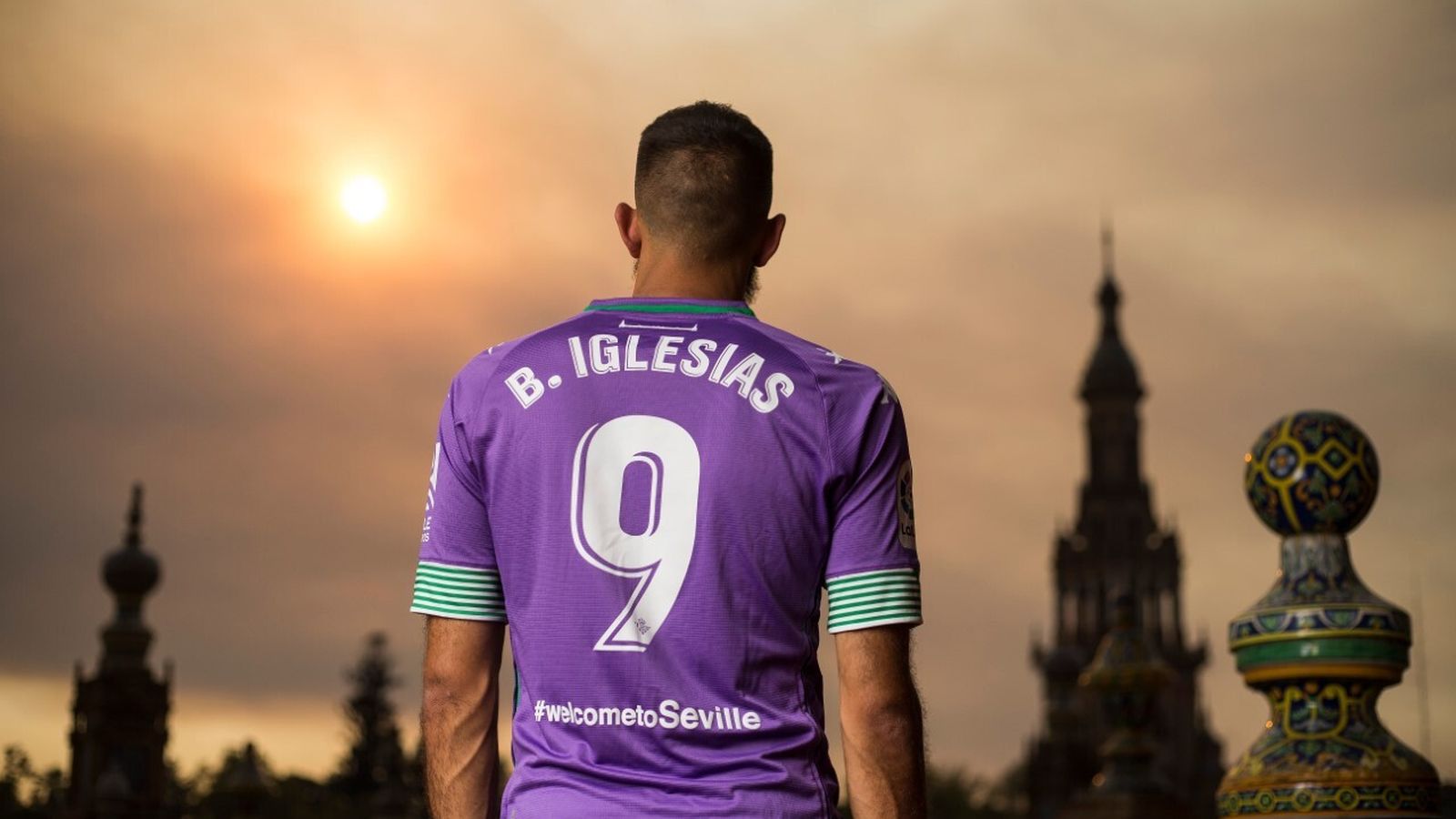 Detalla de la parte posterior de la nueva camiseta morada.