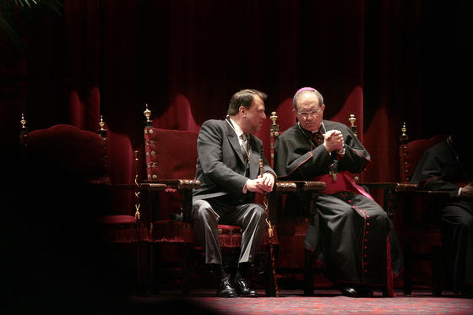 Monteseirín junto al arzobispo durante el pregón.

Foto: Juan Carlos Munoz