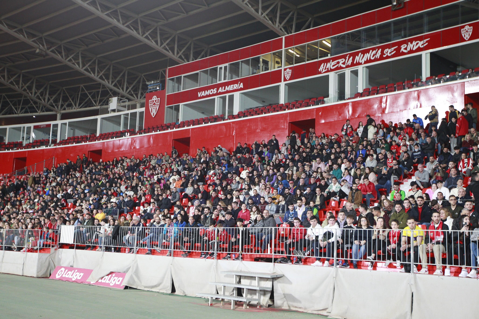 Imágenes del partido homenaje al 'eterno' capitán de la U.D. Almería, José Ortiz