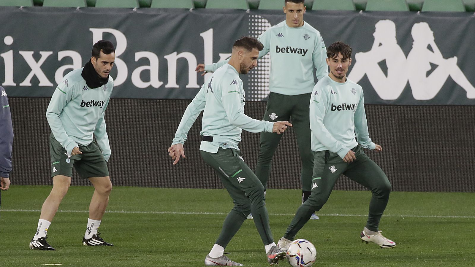 Joaquín junto a Juanmi, Tello y Rodri en un rondo del entrenamiento.