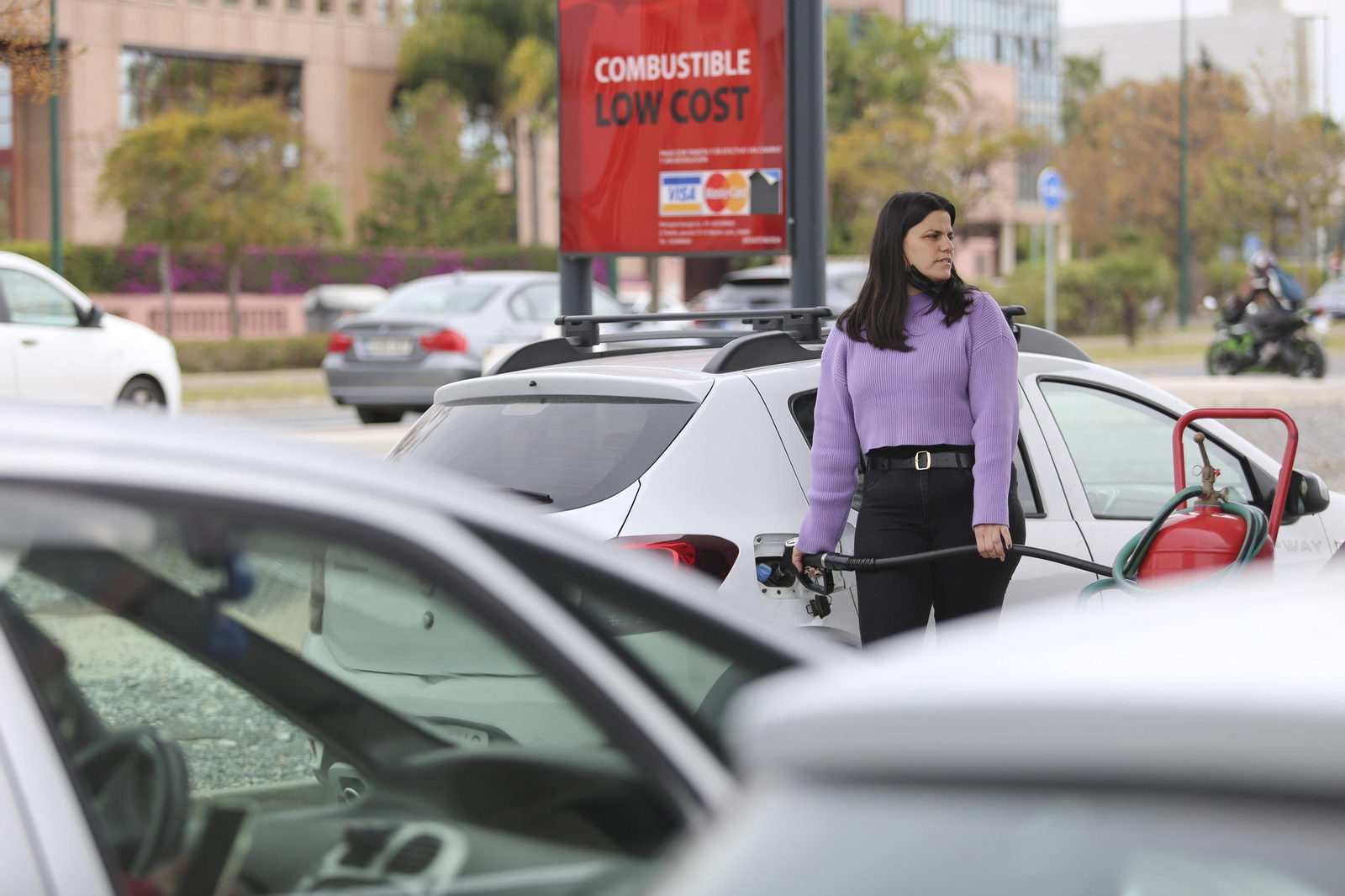 Una mujer reposta gasolina en una estación en Málaga capital. Una mujer reposta gasolina en una estación en Málaga capital.