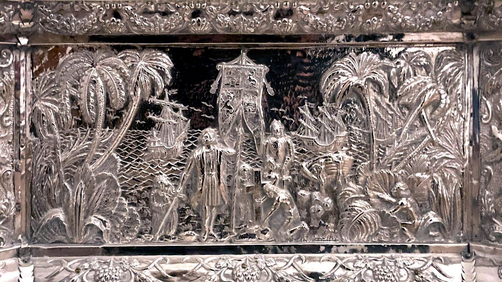 Escena de Colón desembarcando en América, detalle de la peana. Escena de Colón desembarcando en América, detalle de la peana.
