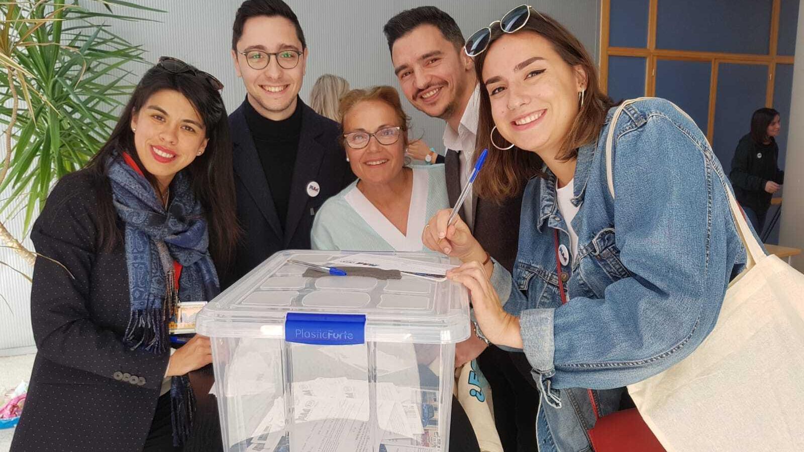 Marzo 2019 - Segundo día del MAd Festival. De izq a der: Lourdes Riquelme, Delegada del Campus de Jerez, Antonio Heredia, Delegado de Estudiantes de Derecho, Valle (es nuestra protectora en el campus, como la madre de todos los representantes), Miguel ángel Pérez Bellido, Pte. del CEUCA y Helena Valiente. Becaria del Vicerrectorado de Estudiantes de la UCA.