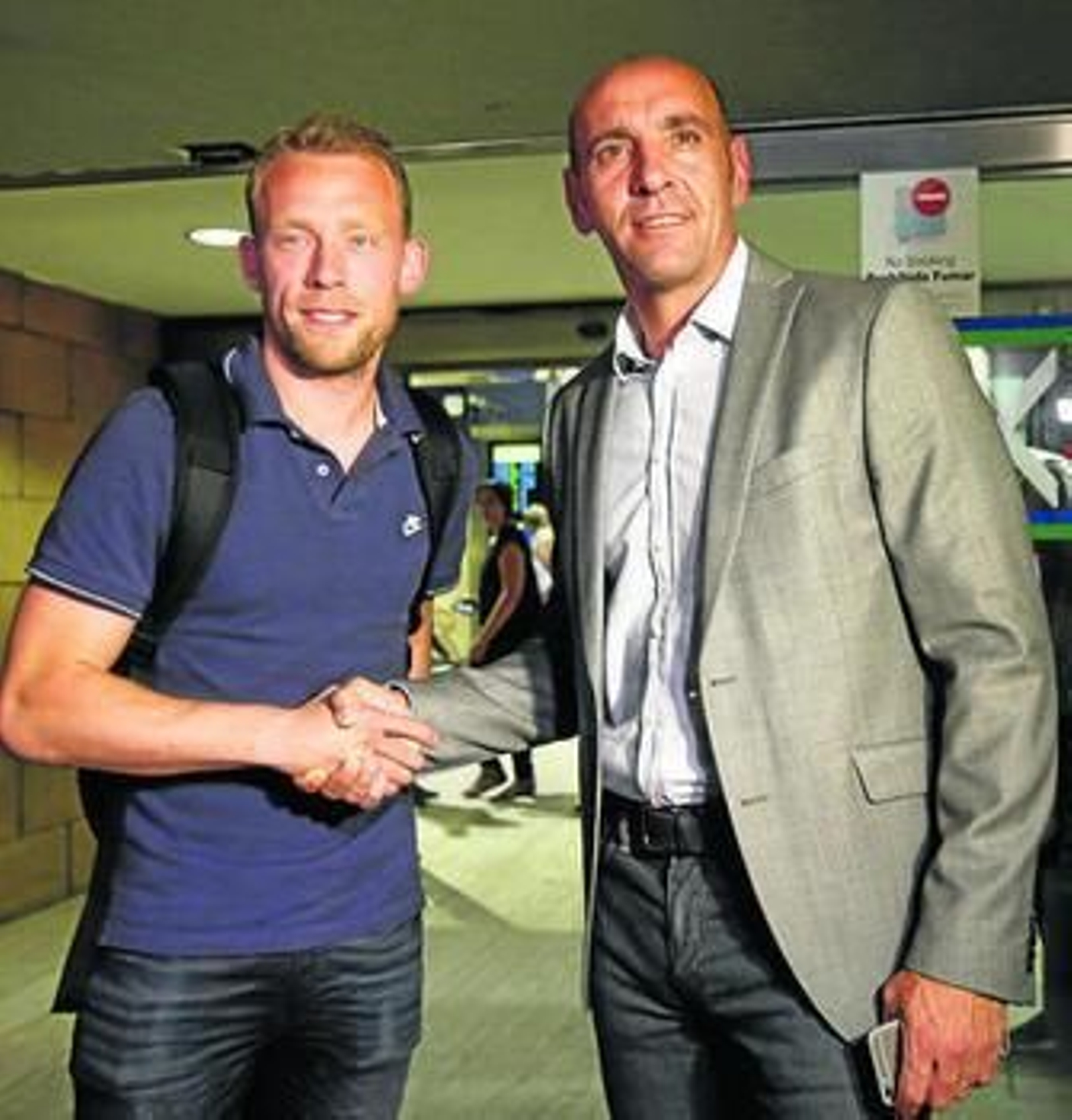 krohn-Dehli saluda a Monchi a su llegada a Sevilla.